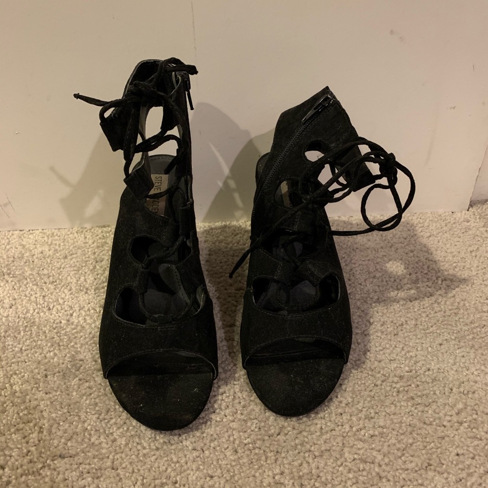 Steve Madden Blu lace up suede heel in black